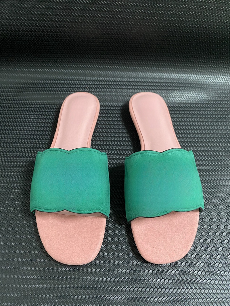 Women Slippers Leather Hollowed out Sandals Interlocking cut-out slide Flat Heel Lazy People Casual Shoes Rubber Beach Slippers M7214