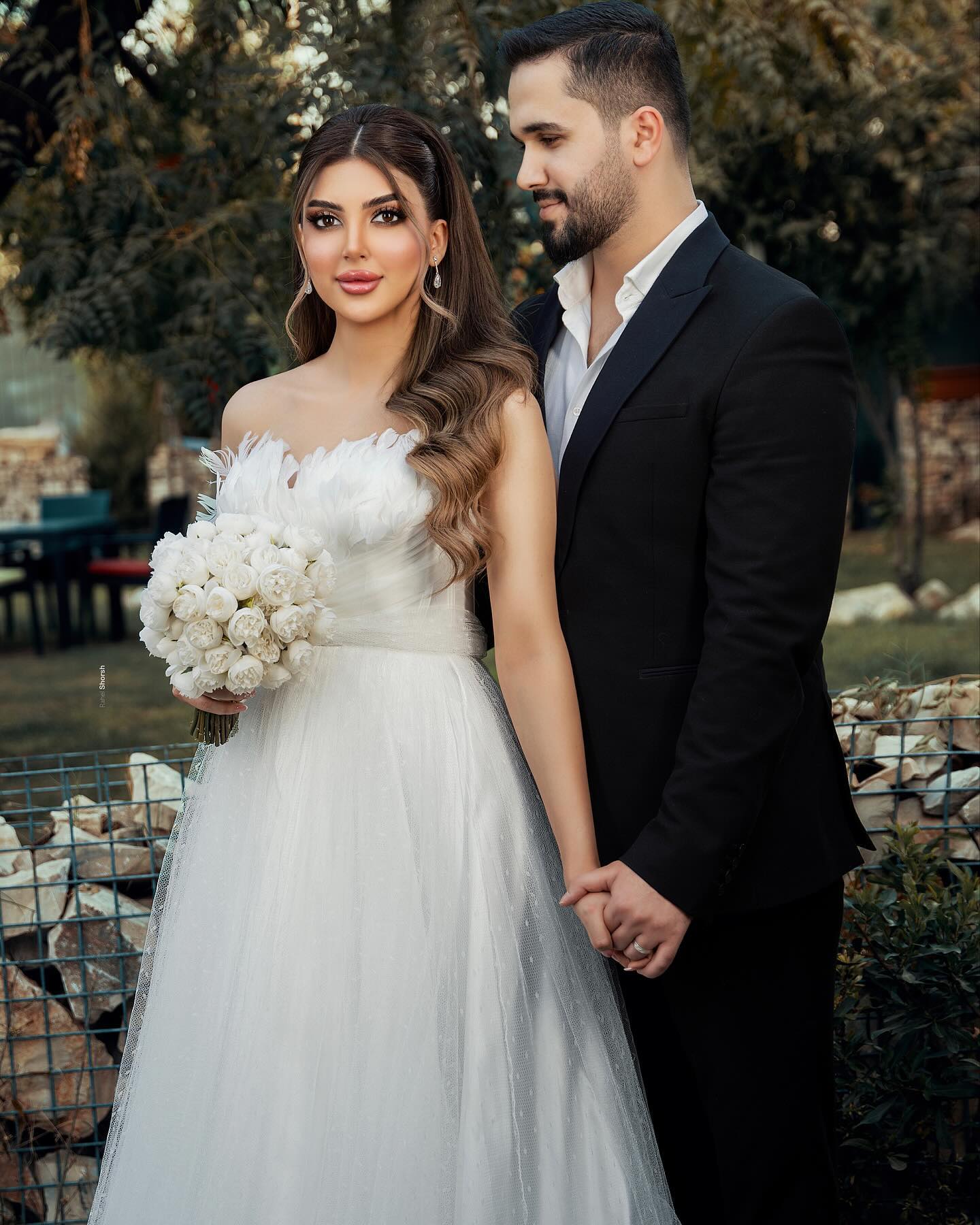 Elegant Feathers Wedding Dresses Strapless Necke Bridal Gowns Pleated A e Dot Tulle Sweep Train Vestido De Novia