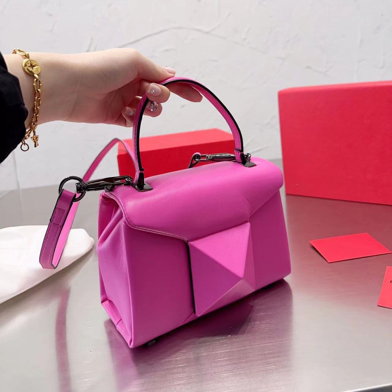 Fashion Luxury Designers Bags Women Shoulder Crossbody Bag Handbag Purse Original Box Genuine Leather Totes Handle solid color Backpack Letter Handbags 001, Customize
Fashion Luxury Designers Bags Women Shoulder Crossbody Bag Handbag Purse Original Box Genuine Leather Totes Handle solid color Backpack Letter Handbags 001, Customize