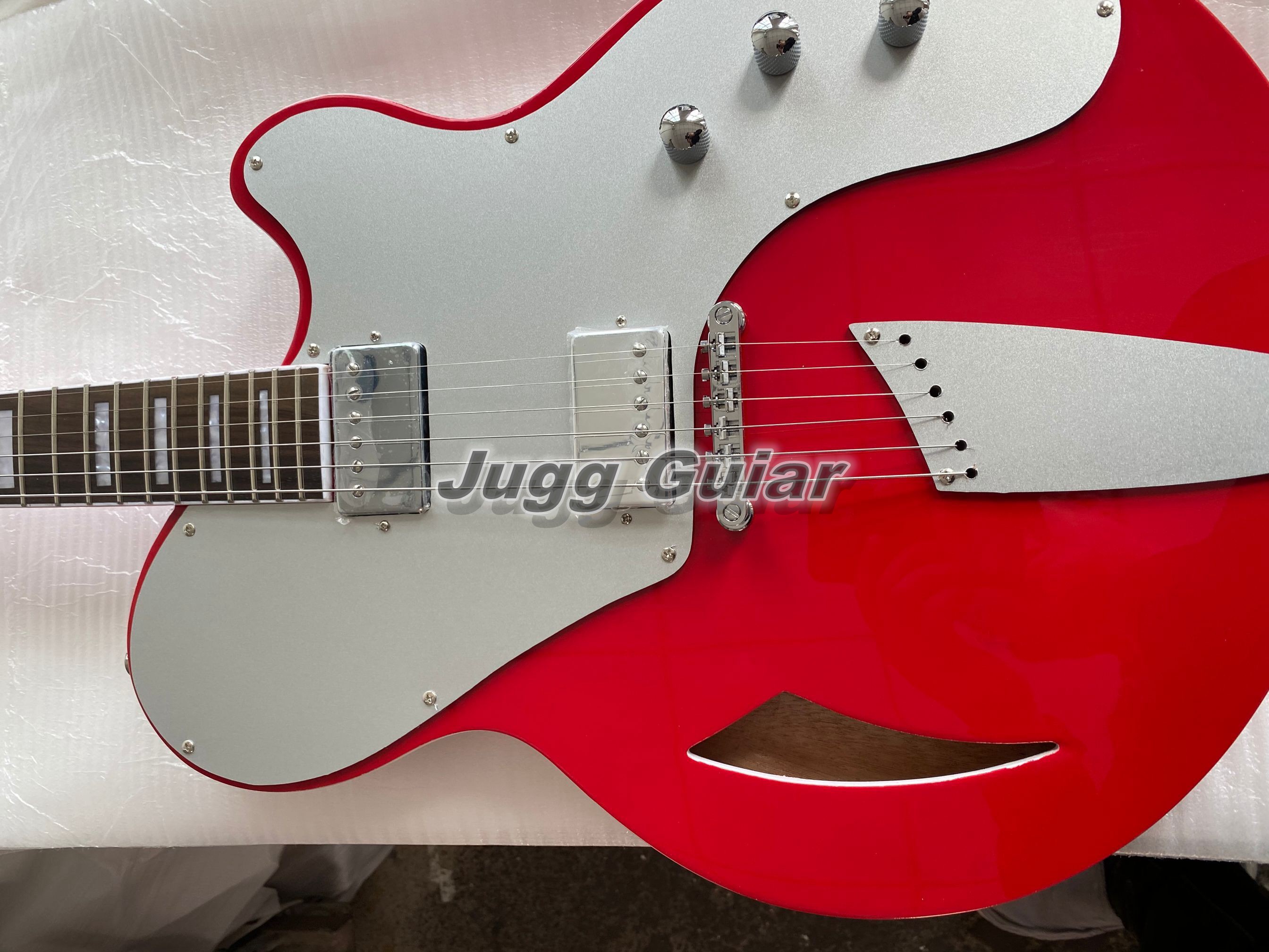 BELAIRE Josh Homme Red 335 Electric Guitar Queens of the Stone, Motor Semi Hollow Body, Grover Imperial Tuners, Aluminum pickguard & Truss Rod Cover, Chrome Hardware
BELAIRE Josh Homme Red 335 Electric Guitar Queens of the Stone, Motor Semi Hollow Body, Grover Imperial Tuners, Aluminum pickguard & Truss Rod Cover, Chrome Hardware
