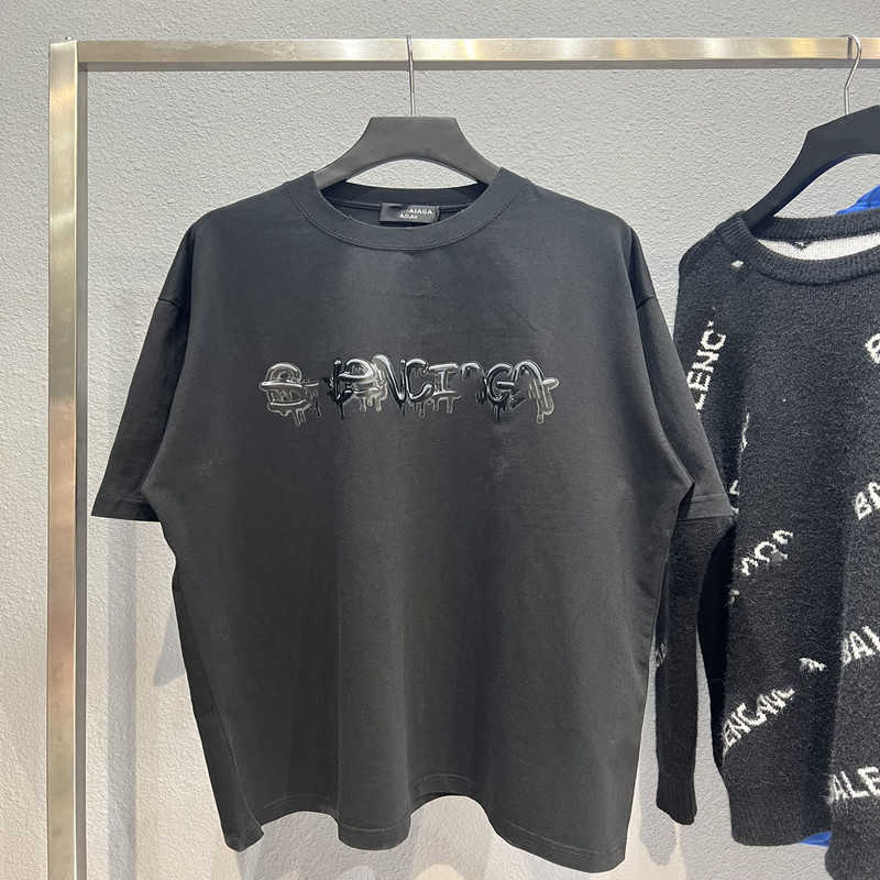 Luxury designer's new men's and women's short sleeved sportswear set High Edition 2023 Summer New Graffiti Dissolved Letter Printed Couples Short Sleeve T-Shirt, Black
Luxury designer's new men's and women's short sleeved sportswear set High Edition 2023 Summer New Graffiti Dissolved Letter Printed Couples Short Sleeve T-Shirt, Black