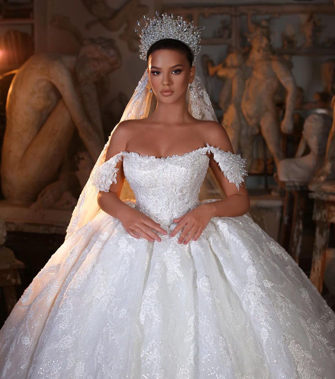 Elegant Ball Gown Wedding Dresses Sleeveless Bateau Off Shoulder Sequins Appliques Ruffles Bridal Gowns 3D Lace Formal Dress Plus Size Custom Made Ves