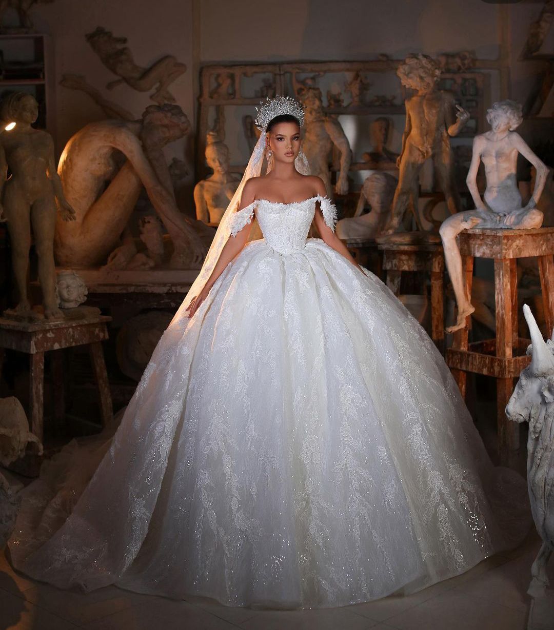 Elegant Ball Gown Wedding Dresses Sleeveless Bateau Off Shoulder Sequins Appliques Ruffles Bridal Gowns 3D Lace Formal Dress Plus Size Custom Made Ves