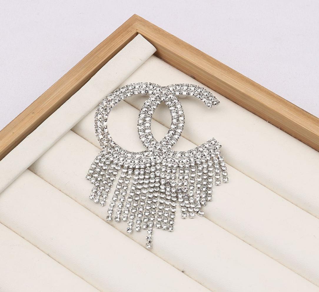 Designer brooch Luxury goldplated Pin brooches Fashion jewelry Girl pearl diamond brooch Premium gift Couple family wedding party8023465
Designer brooch Luxury goldplated Pin brooches Fashion jewelry Girl pearl diamond brooch Premium gift Couple family wedding party8023465