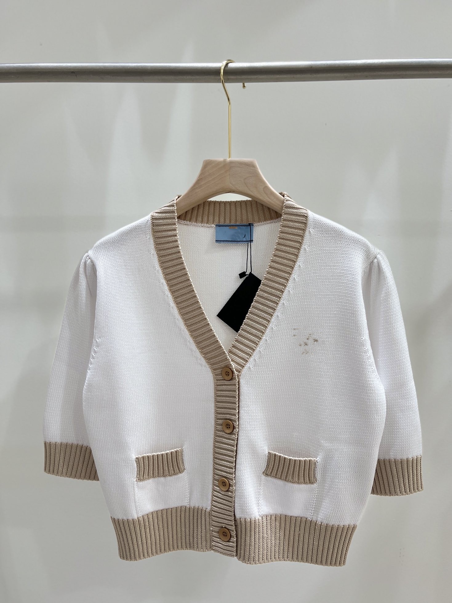 2023 Spring Summer Milan Runway Sweaters V Neck Short Sleeve Women's Sweater High End Jacquard Cardigan Designer Tops 0410-1, White
2023 Spring Summer Milan Runway Sweaters V Neck Short Sleeve Women's Sweater High End Jacquard Cardigan Designer Tops 0410-1, White