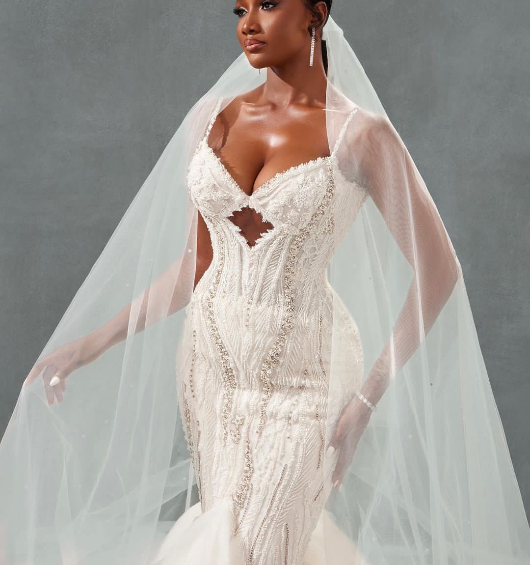 Luxury Mermaid Wedding Dresses Sleeveless V Neck Straps Diamonds Appliques Sequins Beaded Ruffles Lace Train Floor Length Bridal Gowns Custom Made abi