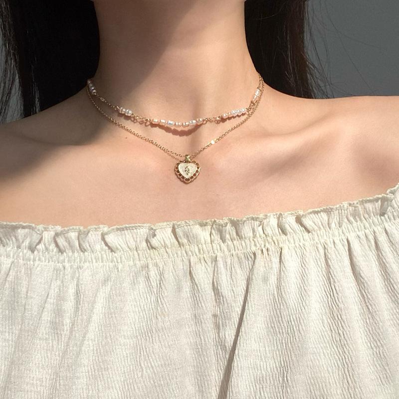 Pendant Necklaces Sweet Vintage Multi-layer Pearl Necklace For Women Gold Color Heart-shaped Chain Choker Fashion JewelryPendant
Pendant Necklaces Sweet Vintage Multi-layer Pearl Necklace For Women Gold Color Heart-shaped Chain Choker Fashion JewelryPendant