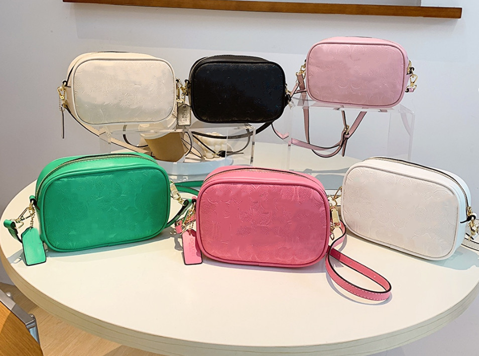 Lady style children letter embossing handbags girls one shoulder bags luxury kids PU leather crossbody box bag A9864, Beige
Lady style children letter embossing handbags girls one shoulder bags luxury kids PU leather crossbody box bag A9864, Beige