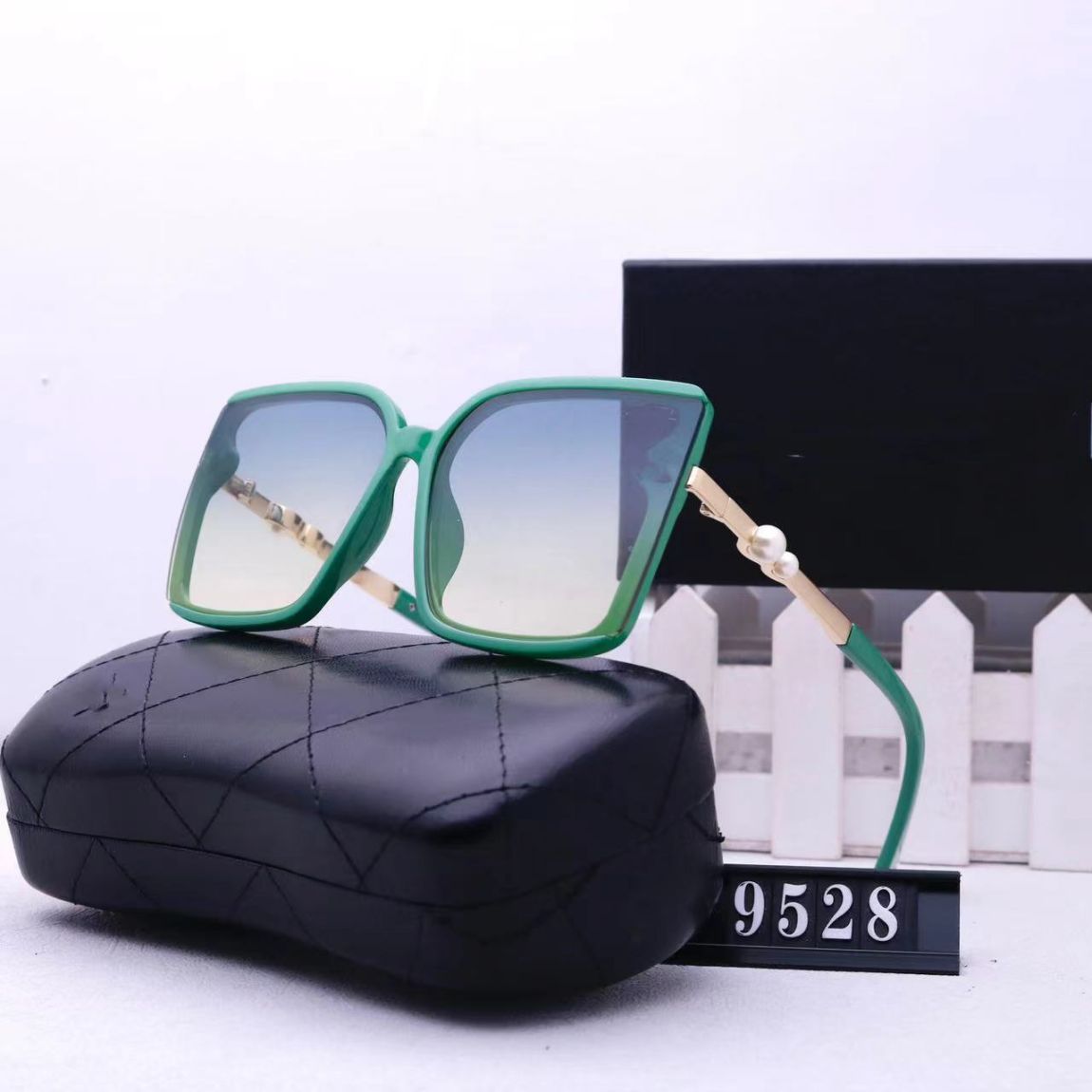Designer channel sunglasses woman cool sunglasses men fashion cycle luxurious highdefinition polarized small fragrance pearl inlaid temperament baseball
Designer channel sunglasses woman cool sunglasses men fashion cycle luxurious highdefinition polarized small fragrance pearl inlaid temperament baseball