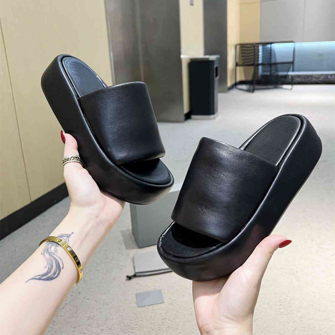 Fashion Slippers 2023 Balencaigaity Luxury design summer men's and women's flats thick soled leather rubber lettering logo casual cartoon beach slippers 03-02 
Fashion Slippers 2023 Balencaigaity Luxury design summer men's and women's flats thick soled leather rubber lettering logo casual cartoon beach slippers 03-02