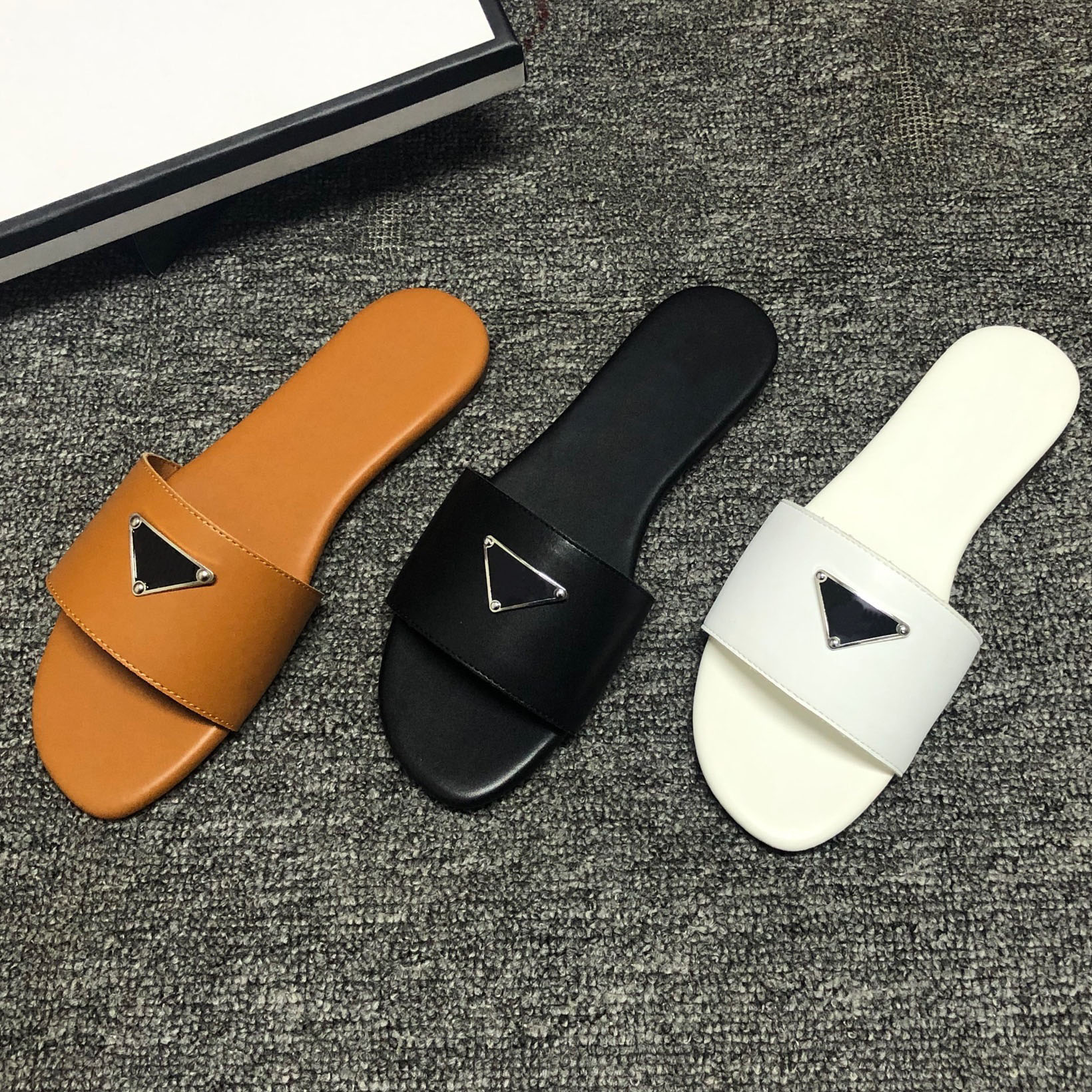 Women Designers slipper Sandals Flat Slides Flops Summer Triangle leather Outdoor Loafers Bath Shoes Beachwear Slippers Black White Brown fashion shoes, #2
Women Designers slipper Sandals Flat Slides Flops Summer Triangle leather Outdoor Loafers Bath Shoes Beachwear Slippers Black White Brown fashion shoes, #2