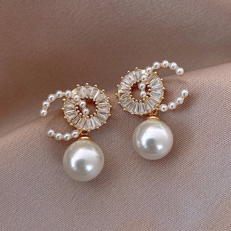 Stud Fashion Hypoallergenic Earrings For Women Classic Shiny Zircon C Shape Pearl Ball Drop Ladies Korean Jewelry Gifts 230410
Stud Fashion Hypoallergenic Earrings For Women Classic Shiny Zircon C Shape Pearl Ball Drop Ladies Korean Jewelry Gifts 230410