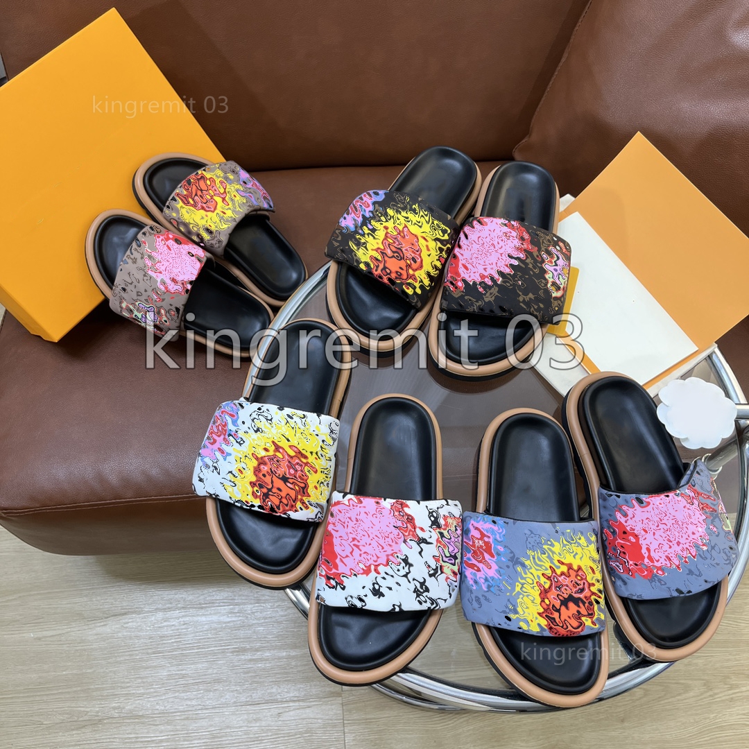 Designer Slippers YK Pool Pillow Mules Sandals Women Sunset Flat Comfort Mule Padded Front Strap Slippers Fashionable Easy-to-wear Slides With Box
Designer Slippers YK Pool Pillow Mules Sandals Women Sunset Flat Comfort Mule Padded Front Strap Slippers Fashionable Easy-to-wear Slides With Box