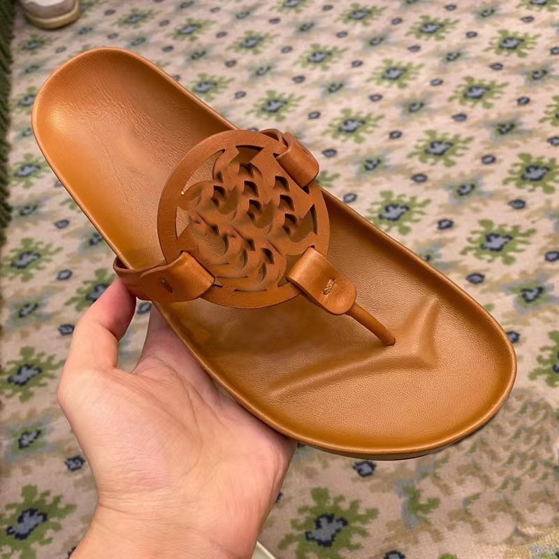 New Hot Sandals Women Slippers Perforated Slipper Platform Sandals Black Rubber Sole Slides Suedes Leather Slide Flats Beach Women Flip Flops
New Hot Sandals Women Slippers Perforated Slipper Platform Sandals Black Rubber Sole Slides Suedes Leather Slide Flats Beach Women Flip Flops