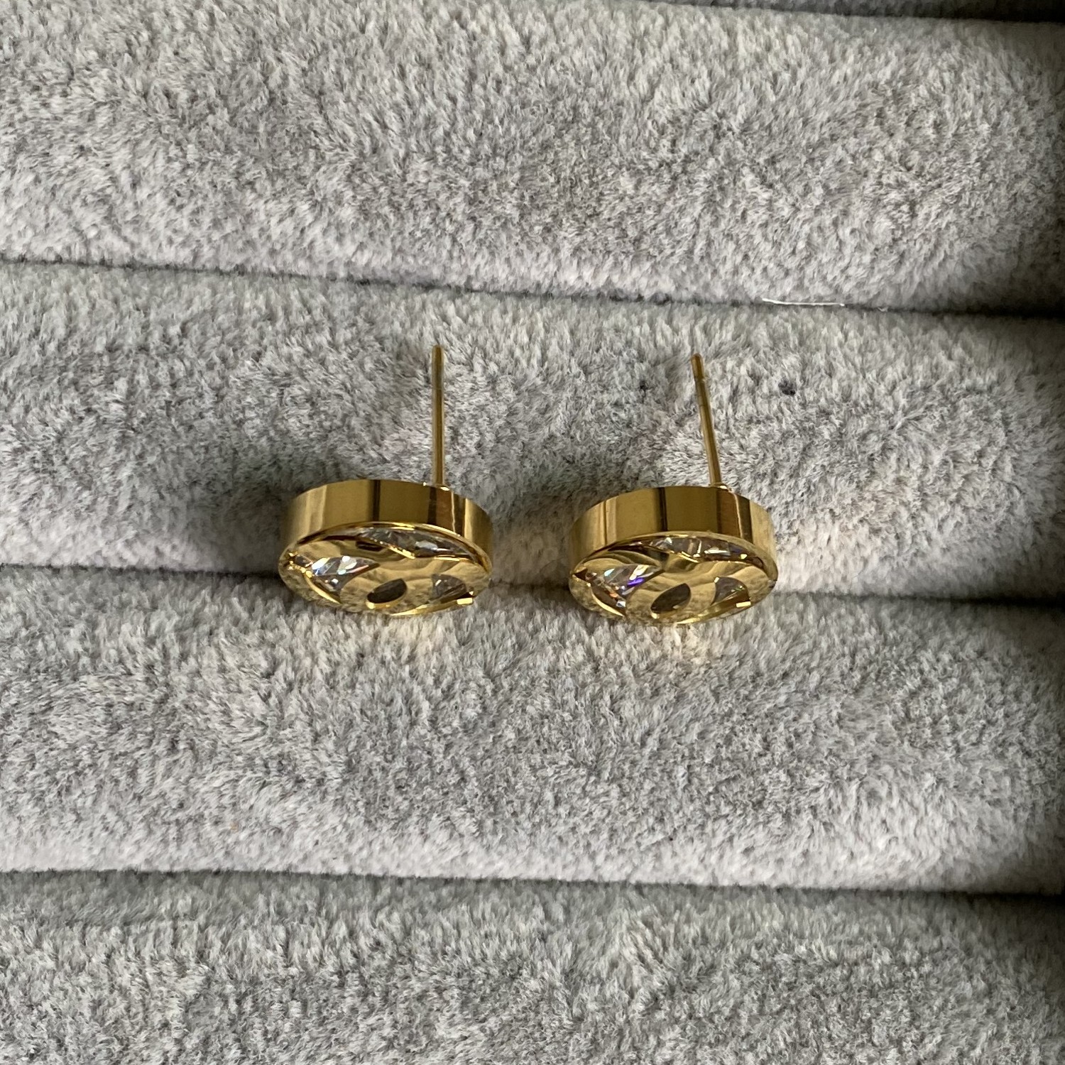 Luxury designer C big diamond stud 316L Stainless Steel 18k Gold silver women men letter earrings girls wedding jewelry
Luxury designer C big diamond stud 316L Stainless Steel 18k Gold silver women men letter earrings girls wedding jewelry