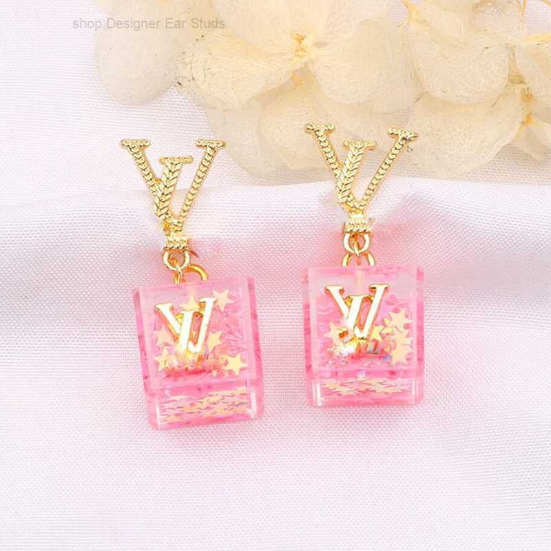 Stud 4colors 18k Gold Plated Designer Earrings Ear Designers Brand Geometry Letters Earring Wedding Party Jewerlry Classic Style Er0381-er0384 1B7S
Stud 4colors 18k Gold Plated Designer Earrings Ear Designers Brand Geometry Letters Earring Wedding Party Jewerlry Classic Style Er0381-er0384 1B7S