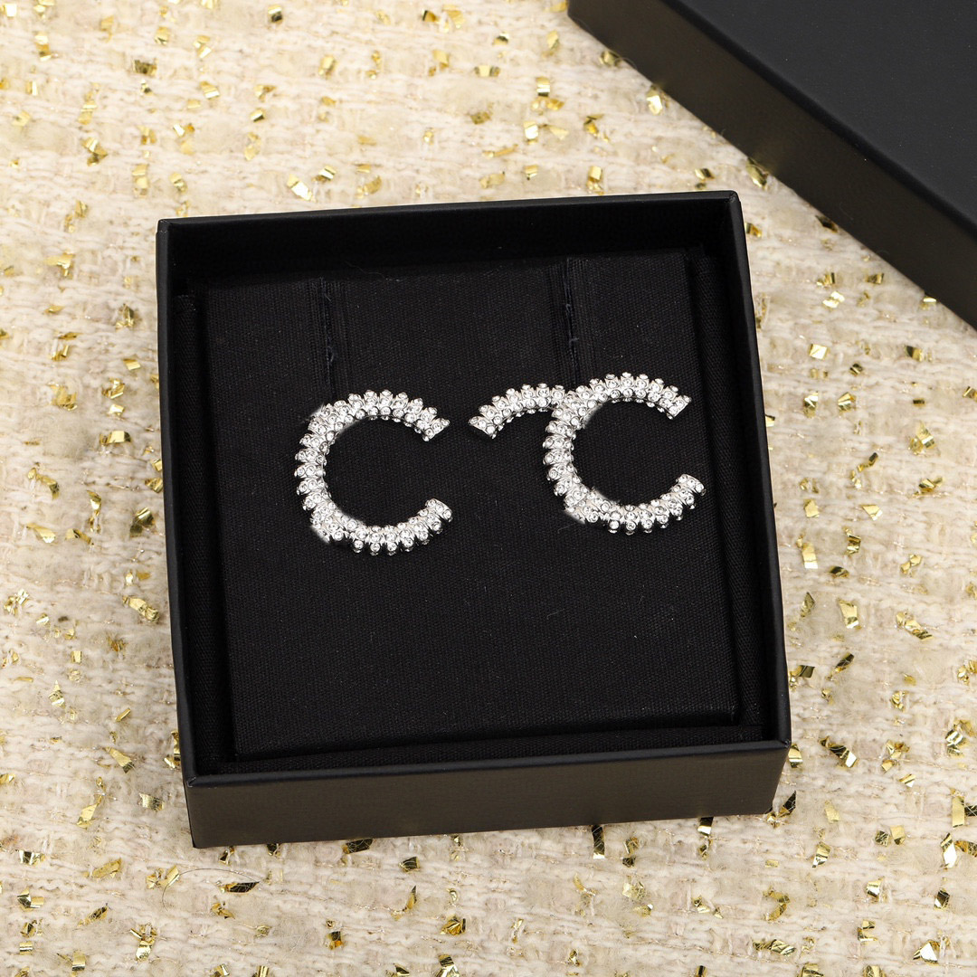 2023 Luxury quality charm stud earring with diamond in silver plated have box stamp excellent design PS7807A
2023 Luxury quality charm stud earring with diamond in silver plated have box stamp excellent design PS7807A