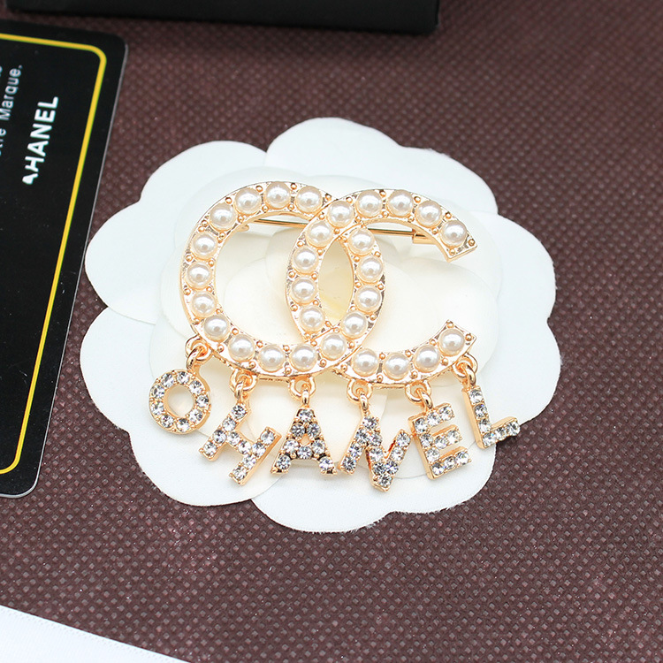 Luxury Women Diamond Letter Brooches Silver Plated Brooch Inlay Crystal Rhinestone Designer Pearl Pin Broches Men Party Jewelry Accessories
Luxury Women Diamond Letter Brooches Silver Plated Brooch Inlay Crystal Rhinestone Designer Pearl Pin Broches Men Party Jewelry Accessories