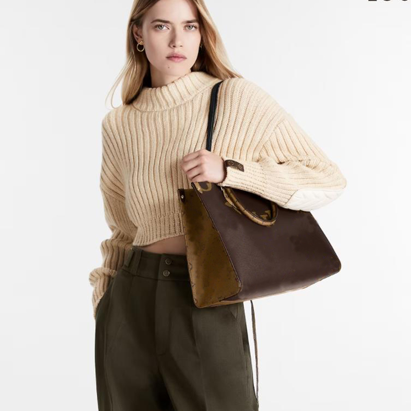 10A designer bag womenbagDouble handles and shoulder straps on both sides of the canvas finish realize a variety of carrying methods.LV046
10A designer bag womenbagDouble handles and shoulder straps on both sides of the canvas finish realize a variety of carrying methods.LV046