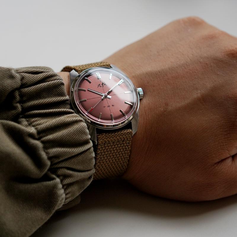 Wristwatches Merkur Watches Vintages CLASSIC CROSS LINE DIAL Original Design Handwind Mechanical Watch For Men Rose Gold Relogio MasculinoWr, Black silver
Wristwatches Merkur Watches Vintages CLASSIC CROSS LINE DIAL Original Design Handwind Mechanical Watch For Men Rose Gold Relogio MasculinoWr, Black silver