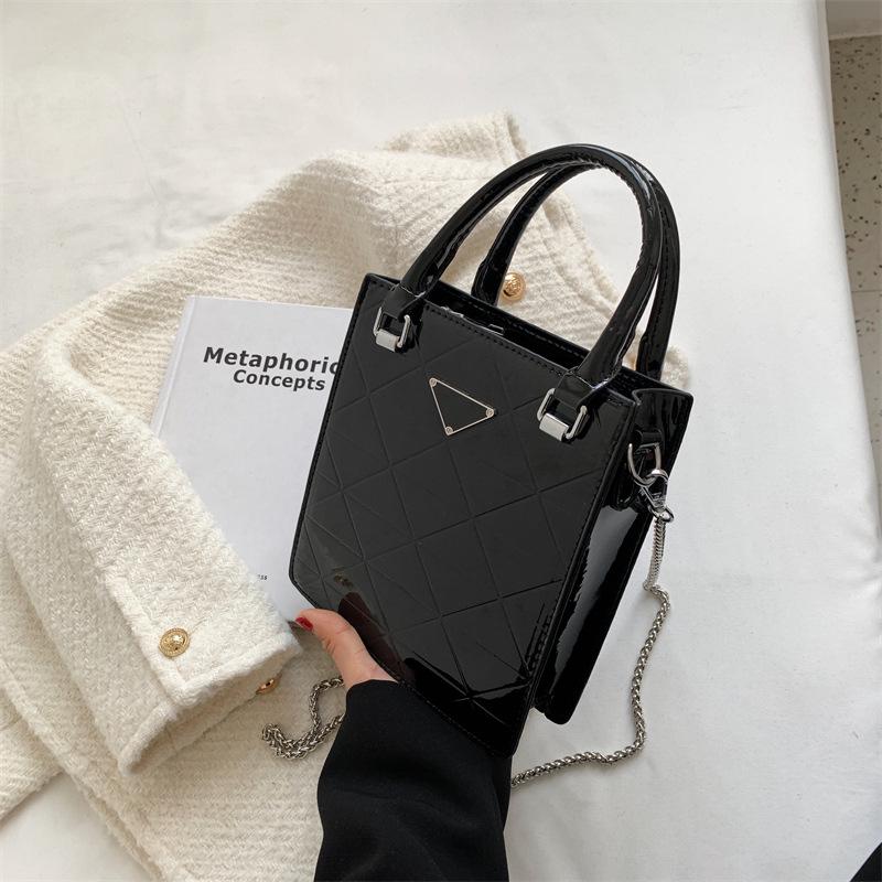 Brand All-match Western-style mirror small bag women's new trendy messenger bag patent leather glossy diamond single shoulder tote packet, Black 2103
Brand All-match Western-style mirror small bag women's new trendy messenger bag patent leather glossy diamond single shoulder tote packet, Black 2103