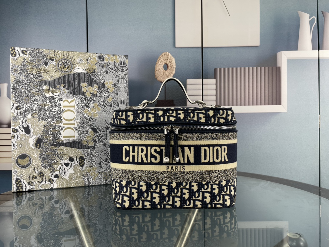 2022Designer Luxury Large Size Christian Di0r Makeup Bag Embroidered Fabric Made into a Makeup Bag 28x20.5x15.5CM 0011
2022Designer Luxury Large Size Christian Di0r Makeup Bag Embroidered Fabric Made into a Makeup Bag 28x20.5x15.5CM 0011