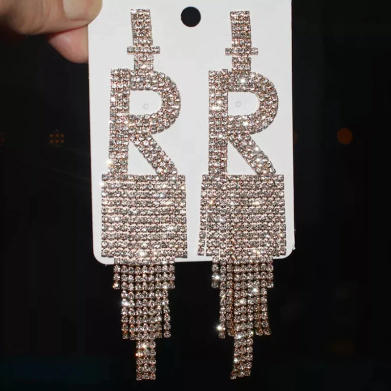 Stud INITIAL CHANDELIER EARRINGS Alphabet Initial Letter Monogram Dangling Earring for Wedding Bridal Big Tassel Ear Acces 230410
Stud INITIAL CHANDELIER EARRINGS Alphabet Initial Letter Monogram Dangling Earring for Wedding Bridal Big Tassel Ear Acces 230410