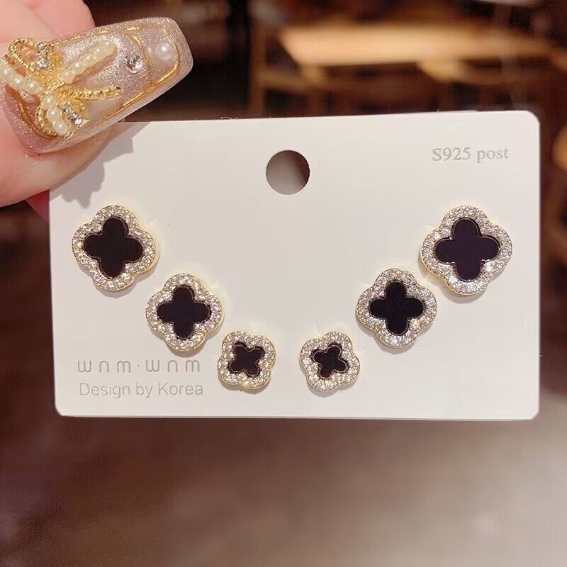 Designer Jewelry Fashion 4/4-leaf clover Stud Glamour earrings 3 pieces combo back mother-pearl silver agate women's Valentine's Day Mother's jewelry gift
Designer Jewelry Fashion 4/4-leaf clover Stud Glamour earrings 3 pieces combo back mother-pearl silver agate women's Valentine's Day Mother's jewelry gift
