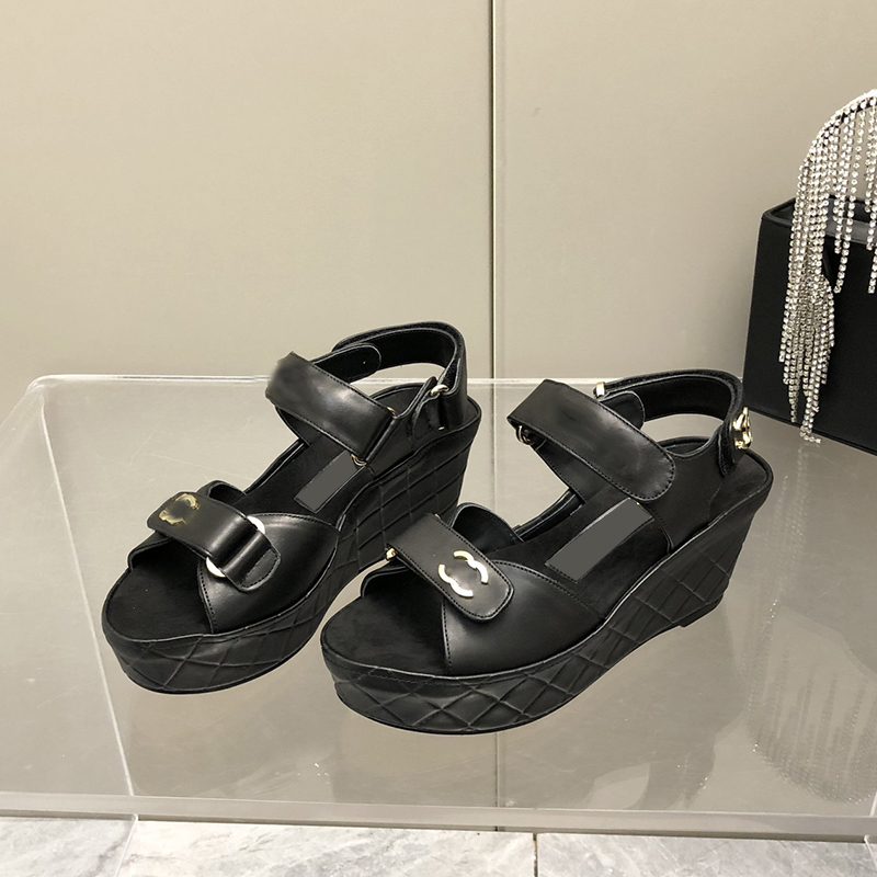 Designer Womens Sandals High Heels 6.5cm Cofskin Rowed Height Raising Platform Slippers Hardware Metal Alphabet Fashion Brand Beach Shoes Adjustable Foot Top Shoe, Box
Designer Womens Sandals High Heels 6.5cm Cofskin Rowed Height Raising Platform Slippers Hardware Metal Alphabet Fashion Brand Beach Shoes Adjustable Foot Top Shoe, Box