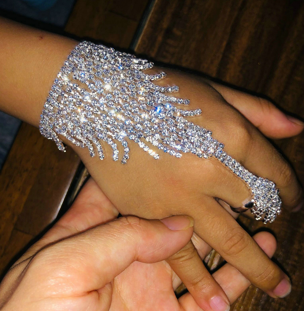 Charm Bracelets Children s Girls Crystal Finger Ring Bracelet Hand Harness Bangle Chain Link Tassel Slave with 230410
Charm Bracelets Children s Girls Crystal Finger Ring Bracelet Hand Harness Bangle Chain Link Tassel Slave with 230410