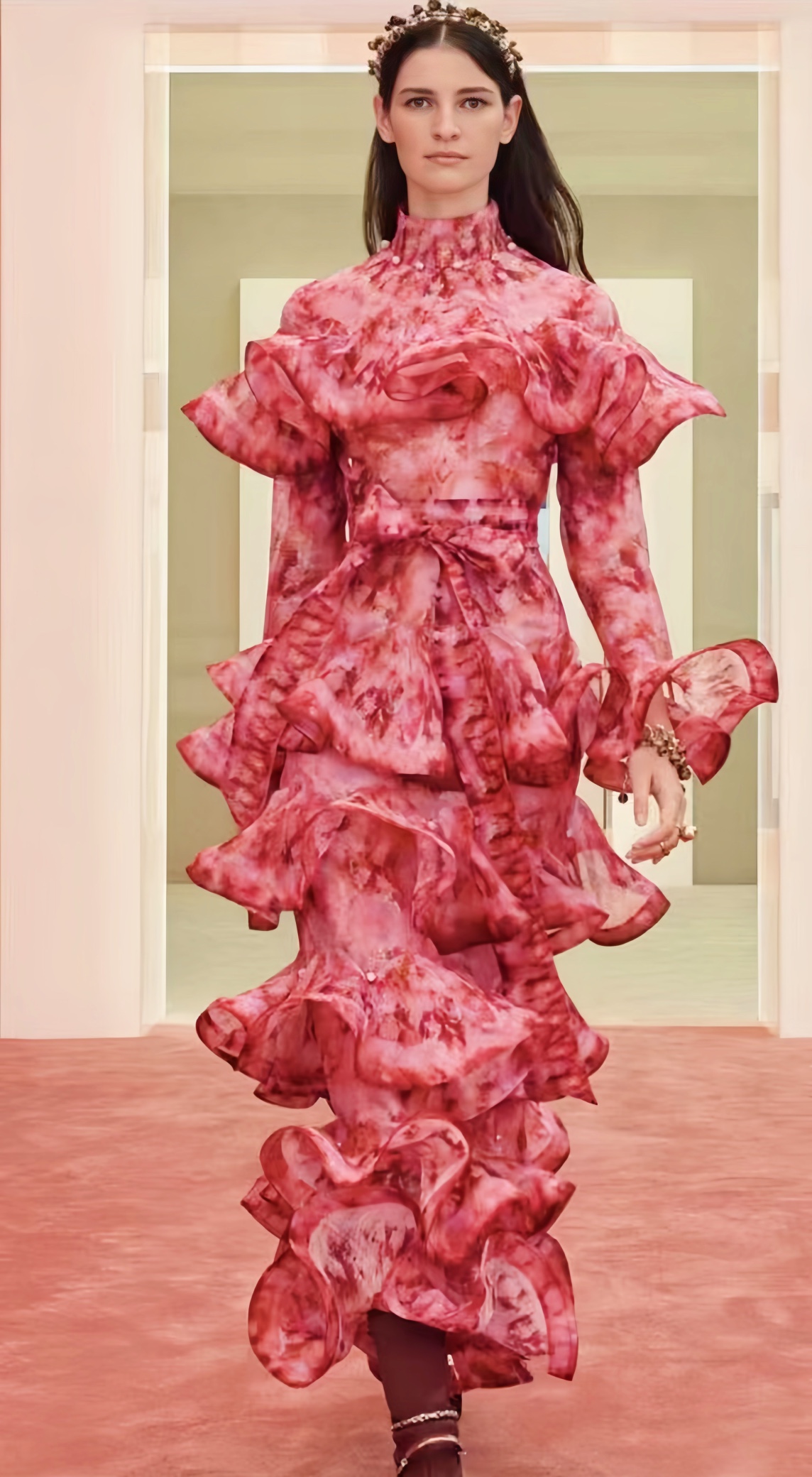 Casual Dresses Australian designer has designed a red printed beaded multi layered sleeve fashion dress with lace cake long skirt
Casual Dresses Australian designer has designed a red printed beaded multi layered sleeve fashion dress with lace cake long skirt