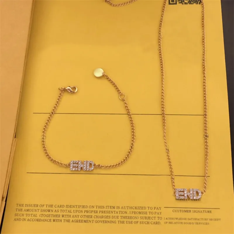 Luxury Letter Necklace Designer Bracelets Girls Ornaments Gold Necklaces Ladies Neckware High Quality Jewellery Wedding Party Accessories
Luxury Letter Necklace Designer Bracelets Girls Ornaments Gold Necklaces Ladies Neckware High Quality Jewellery Wedding Party Accessories