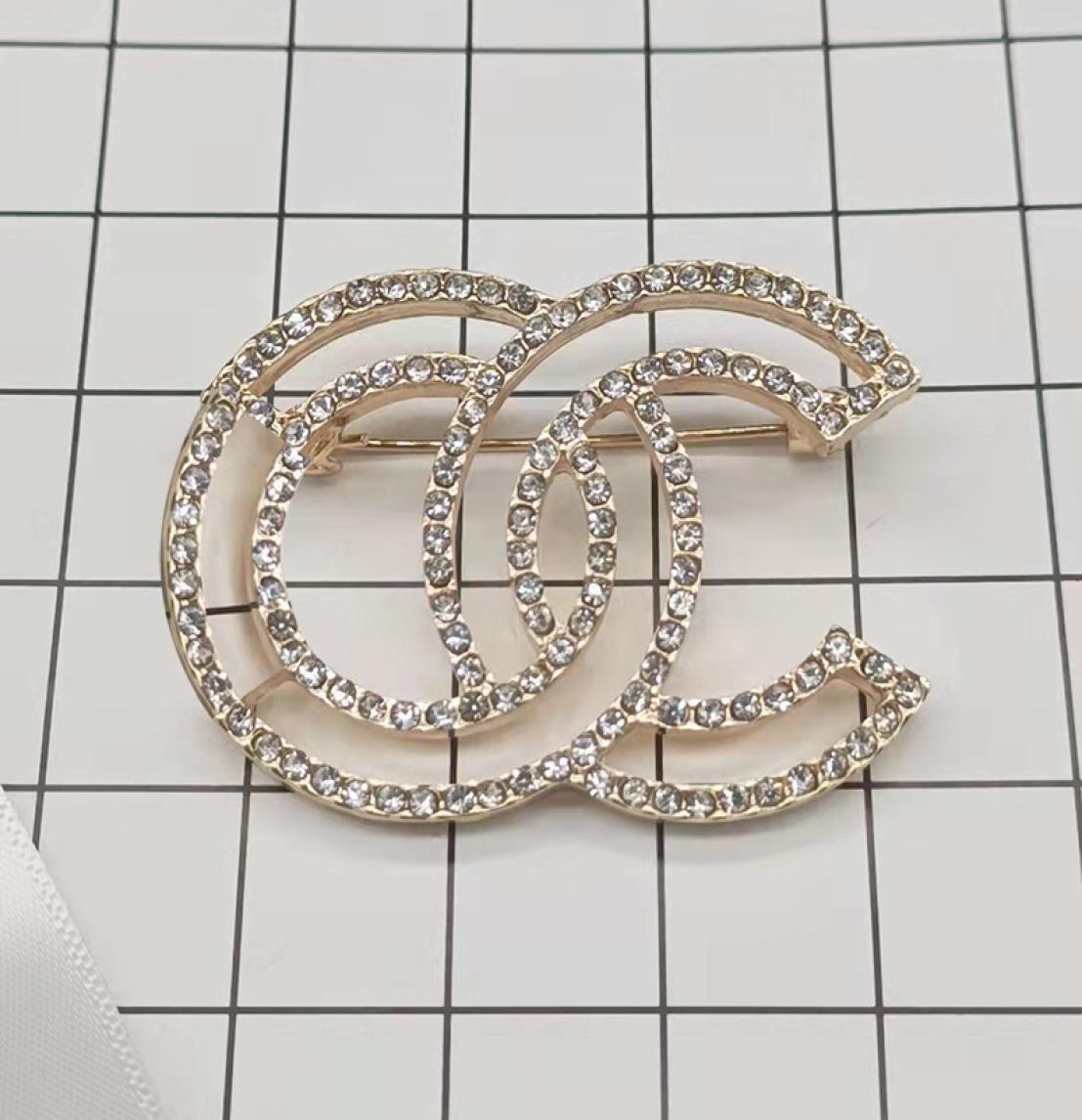 Classic Fashion Brand Designer Design Double Letter Gold Cryatal Brooch Women Pearl Rhinestone Brooch Suit Laple Pin Fashion Jewel1441655
Classic Fashion Brand Designer Design Double Letter Gold Cryatal Brooch Women Pearl Rhinestone Brooch Suit Laple Pin Fashion Jewel1441655