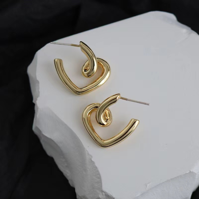 Stud 2023 Design Irregular Spiral Metal Heart Drop Earrings Korean Fashion Jewelry For Woman Girls Party Gift Simple Accessories 230410
Stud 2023 Design Irregular Spiral Metal Heart Drop Earrings Korean Fashion Jewelry For Woman Girls Party Gift Simple Accessories 230410