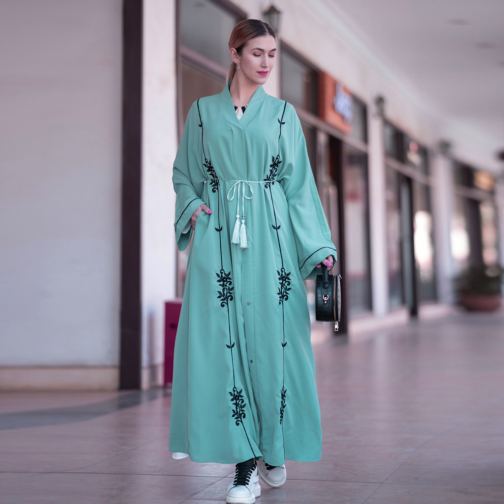 Ethnic Clothing Elegant Muslim Kimonos Abaya Turkey Dress for Women Islam Embroidery Tassels Design Robe Moroccan Party Caftan Turkish Ramadan 230410
Ethnic Clothing Elegant Muslim Kimonos Abaya Turkey Dress for Women Islam Embroidery Tassels Design Robe Moroccan Party Caftan Turkish Ramadan 230410