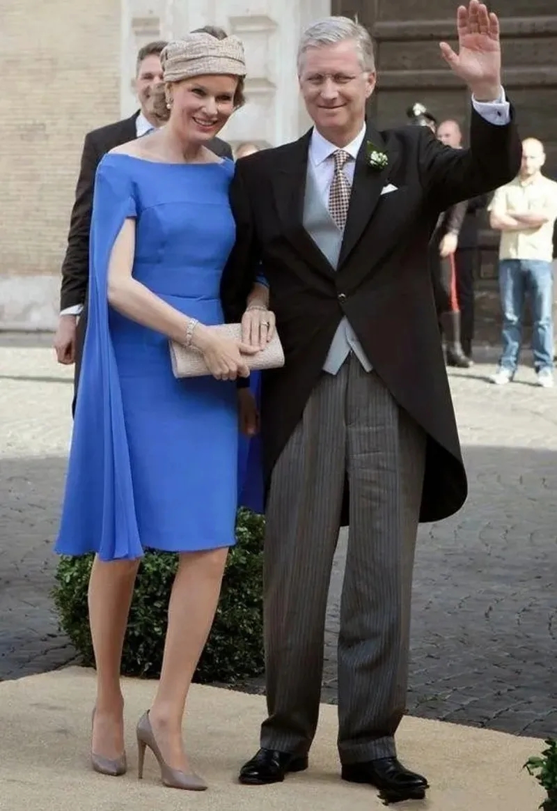 Modest Bright Blue Mother of Bride Dress with Cape Sleeves Plus Size Scoop Chiffon Knee Length Wedding Guest Formal Gowns Custom Made