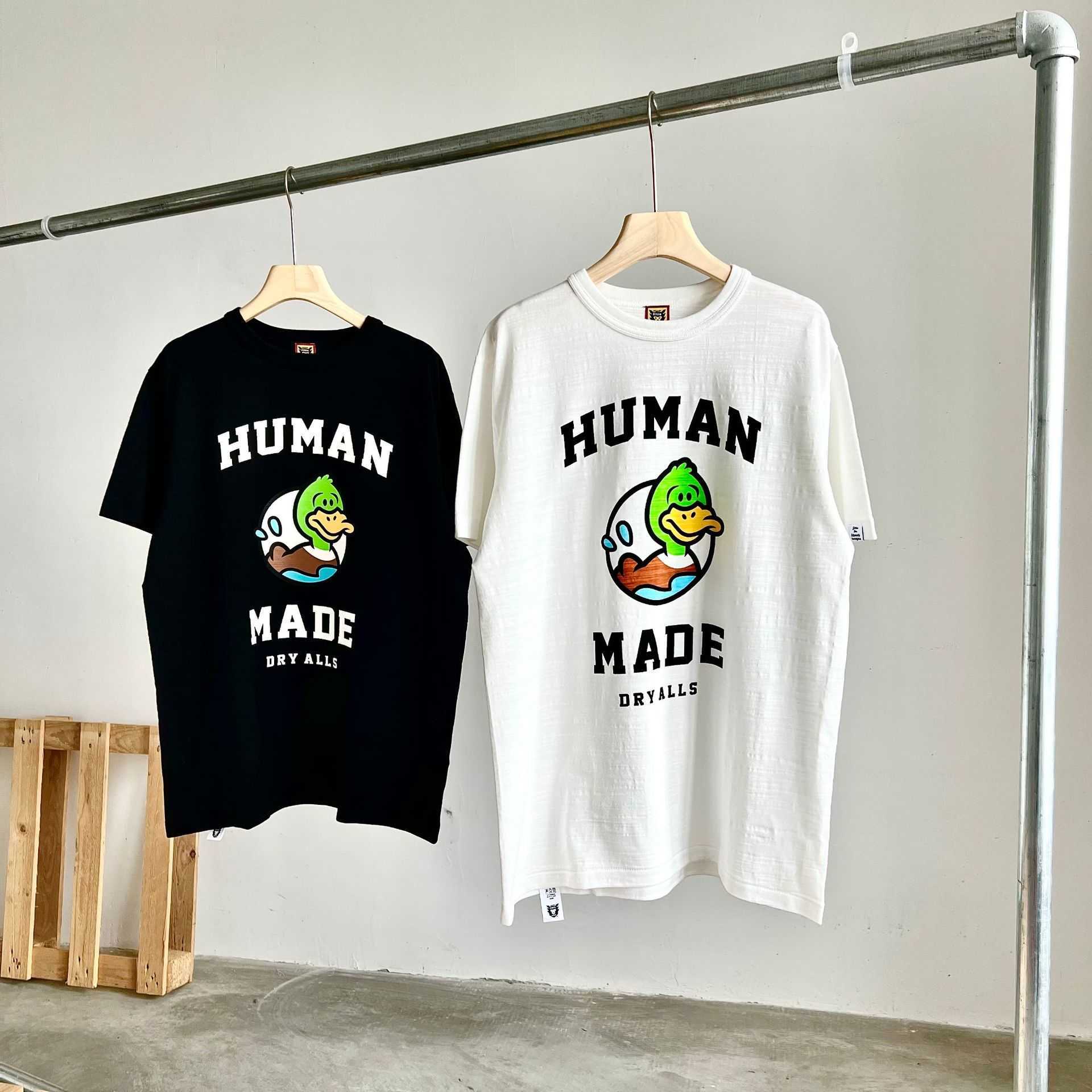 Ceiling HUMAN MADE Swimming Duck Cartoon Pattern Cylinder Bamboo Joint Cotton Short Sleeve Couple Spring/Summer T-shirt
Ceiling HUMAN MADE Swimming Duck Cartoon Pattern Cylinder Bamboo Joint Cotton Short Sleeve Couple Spring/Summer T-shirt