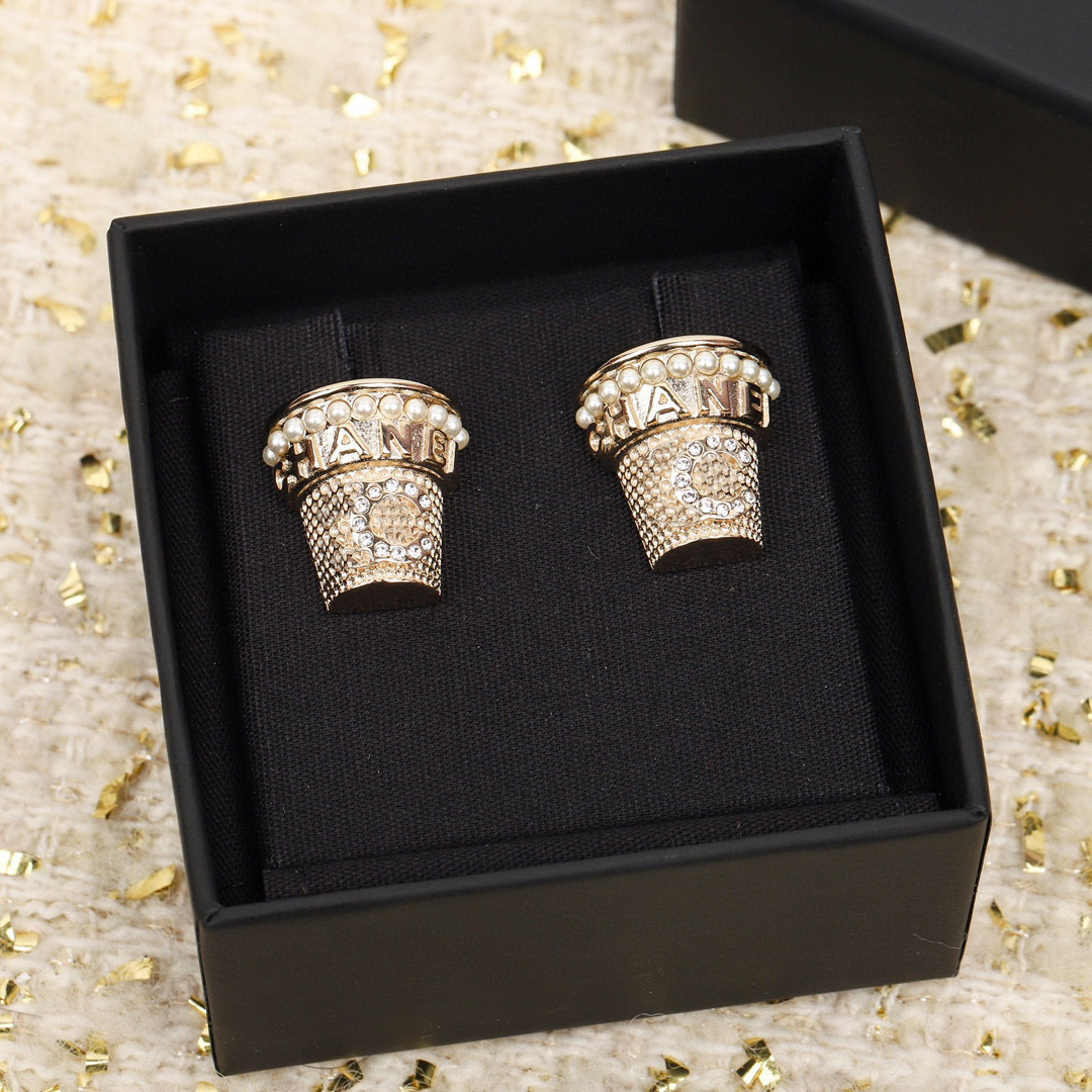 2023 Luxury quality Charm stud earring with diamond and nature shell beads have box stamp ice cream design PS7805A
2023 Luxury quality Charm stud earring with diamond and nature shell beads have box stamp ice cream design PS7805A