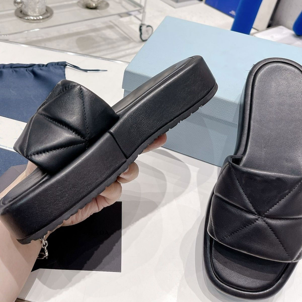 Leather 4cm Platform Sandals Women Luxury Designer slippers White Black Casual Platform pradas triangle logo Chunky Heels Fashion Summer Beach Low Heel Shoes
Leather 4cm Platform Sandals Women Luxury Designer slippers White Black Casual Platform pradas triangle logo Chunky Heels Fashion Summer Beach Low Heel Shoes
