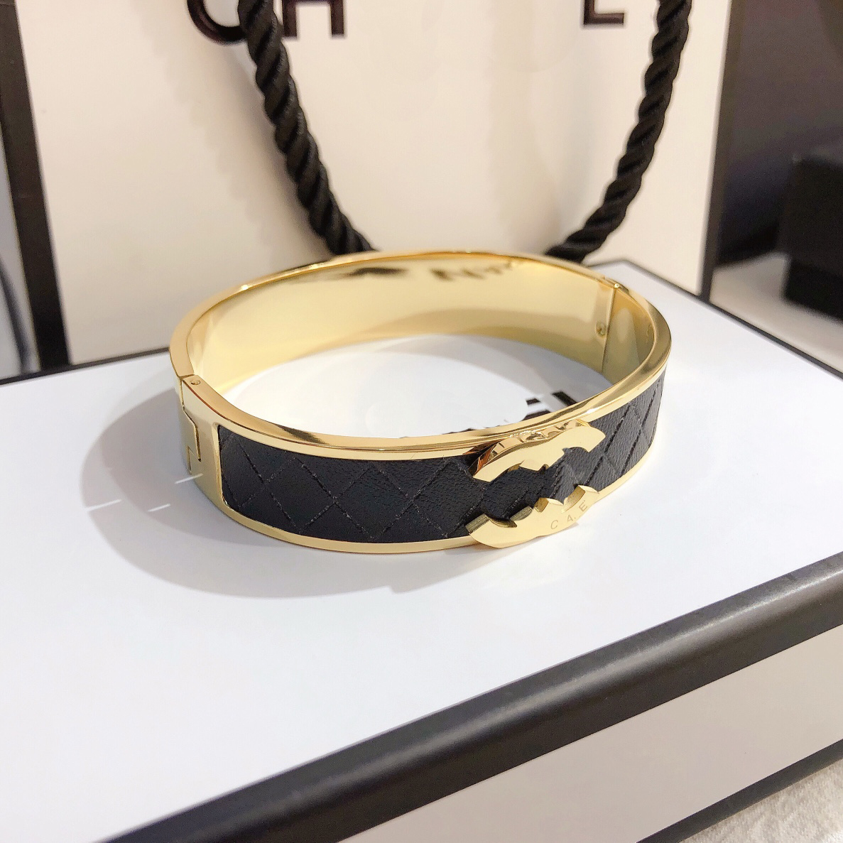 Design Gold Bracelet for Women Luxury Brand Gift Cuff Black Love Bracelet 18K Gold Romantic Girl Spring Jewelry stainless steel Bracelet Luxury jewelry wholesale
Design Gold Bracelet for Women Luxury Brand Gift Cuff Black Love Bracelet 18K Gold Romantic Girl Spring Jewelry stainless steel Bracelet Luxury jewelry wholesale