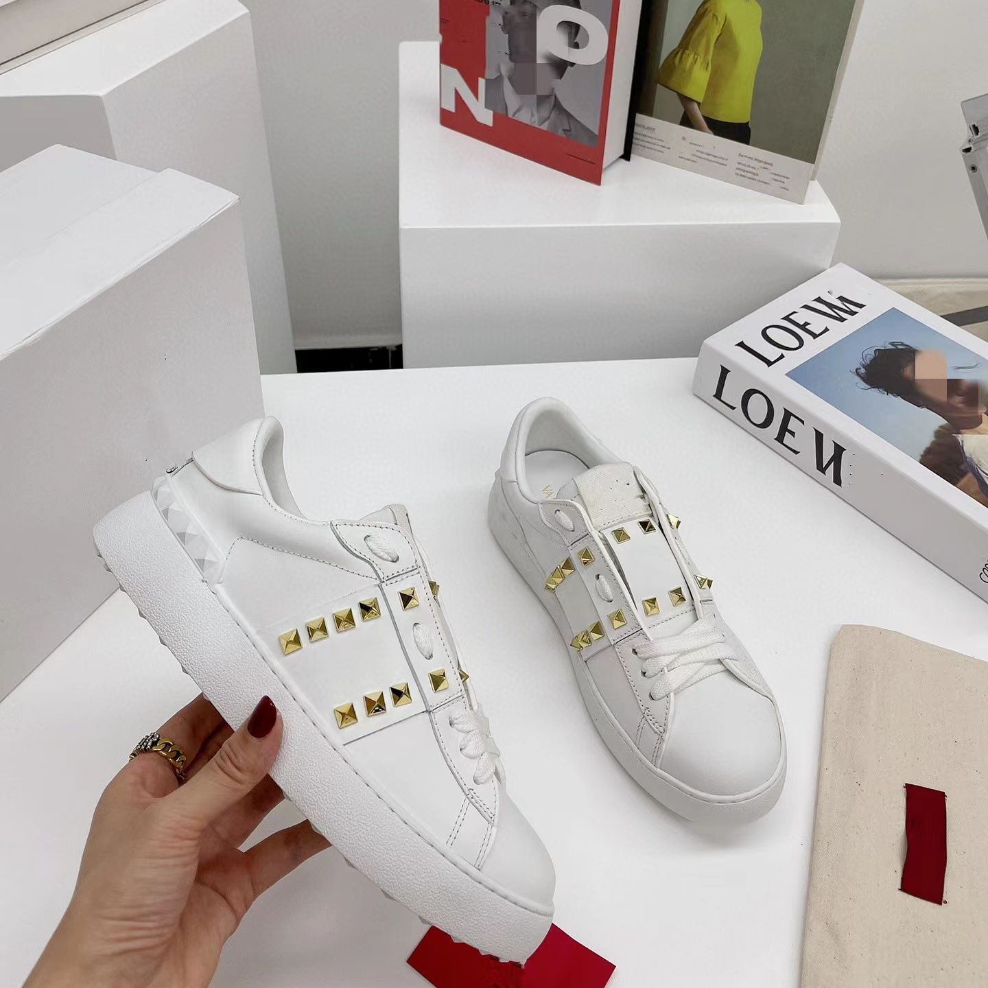 2023 Designer Casual Shoes Designer shoe Leather Lace Up Valent Men Fashion Platform Sneakers White Black Men Women Luxury Velvet Suede Size 36-45
2023 Designer Casual Shoes Designer shoe Leather Lace Up Valent Men Fashion Platform Sneakers White Black Men Women Luxury Velvet Suede Size 36-45