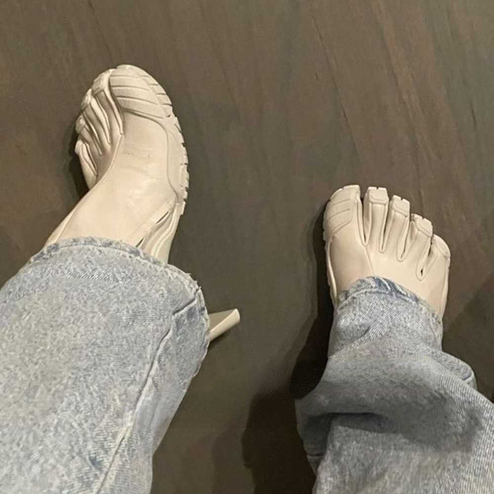 White Leather Five Fingered Shoes Knitting Side Zipper Women's Ankle Boots Black Red Solid Runway Shoes Plus Size 42 High Heels 230302
White Leather Five Fingered Shoes Knitting Side Zipper Women's Ankle Boots Black Red Solid Runway Shoes Plus Size 42 High Heels 230302