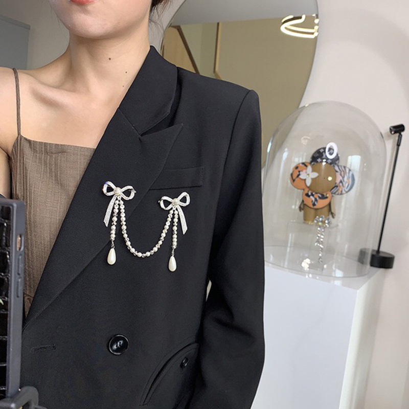 Pins Brooches CINDY XIANG Fashion Double Bowknot Pin Brooch Vintage Pearls Tassel Suit Collar Lapel Shirt Brooches High Quality 230411