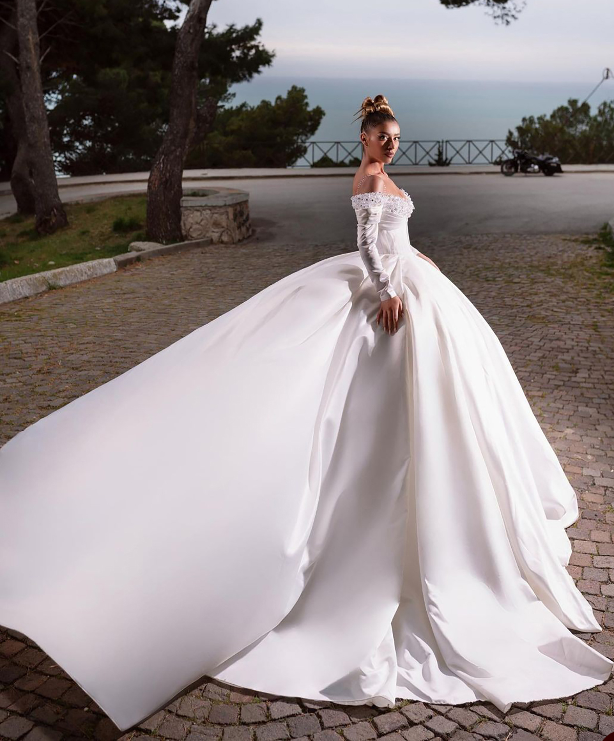 Gorgeous Pearls Arabic Wedding Dresses Ball Gown Off The Shoulder Bridal Dress Full Sleeve Custom Made Gowns