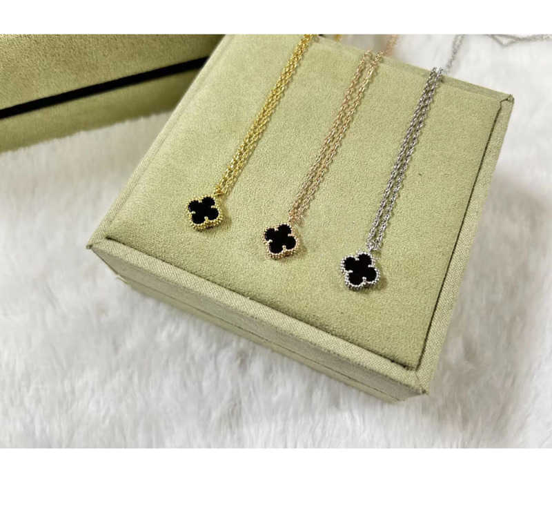 18K gold brand clover designer necklaces with shining crystal diamond OL 4 leaf mother of pearl mini 9mm pendant luxury choker necklace jewelry
18K gold brand clover designer necklaces with shining crystal diamond OL 4 leaf mother of pearl mini 9mm pendant luxury choker necklace jewelry