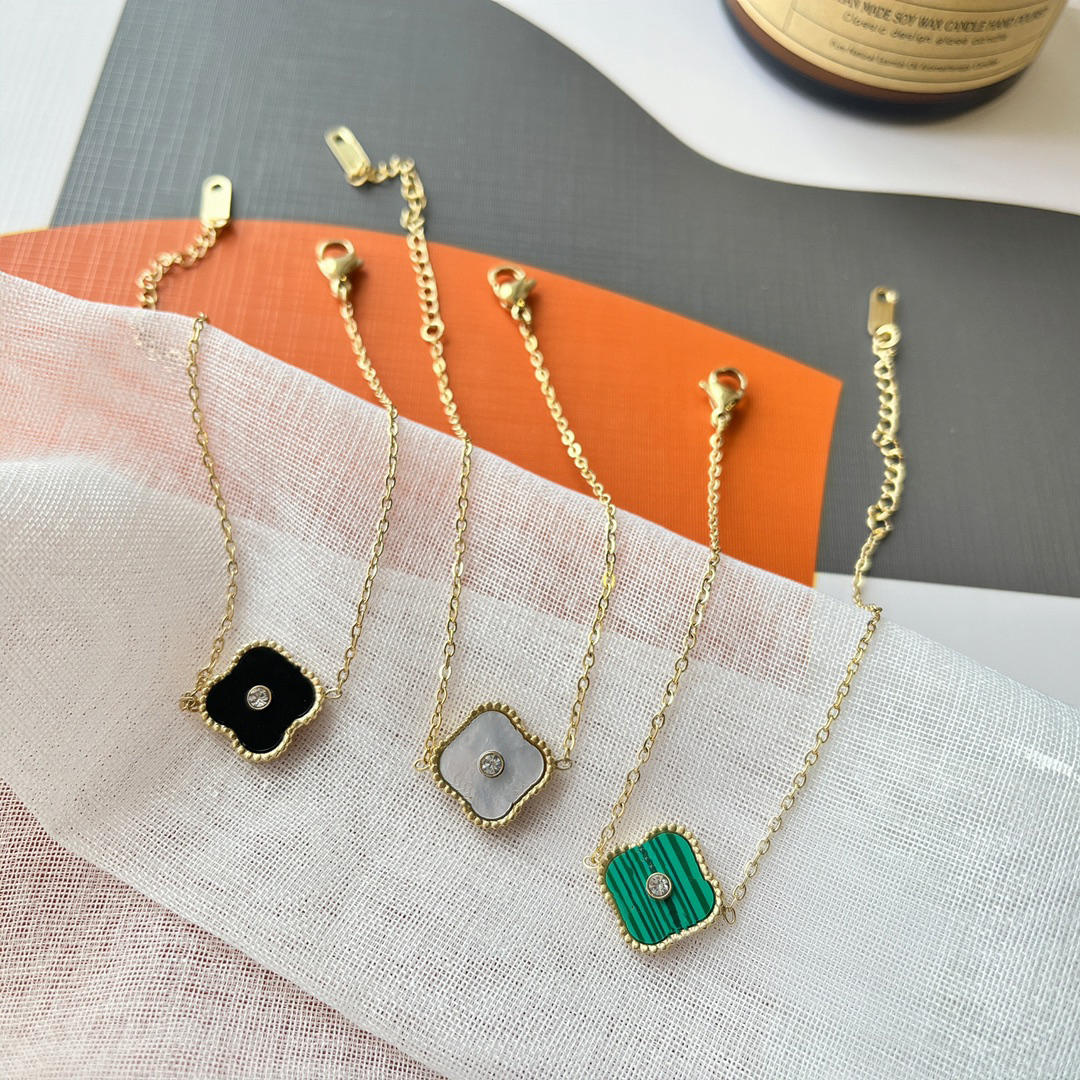 Designer Style Chain Bracelets Women Bracelets Four Leaf Clover 18K Gold Plated Lovers Gift Letter Pendant Chain Wedding Bracelets Jewelry Wholesale
Designer Style Chain Bracelets Women Bracelets Four Leaf Clover 18K Gold Plated Lovers Gift Letter Pendant Chain Wedding Bracelets Jewelry Wholesale