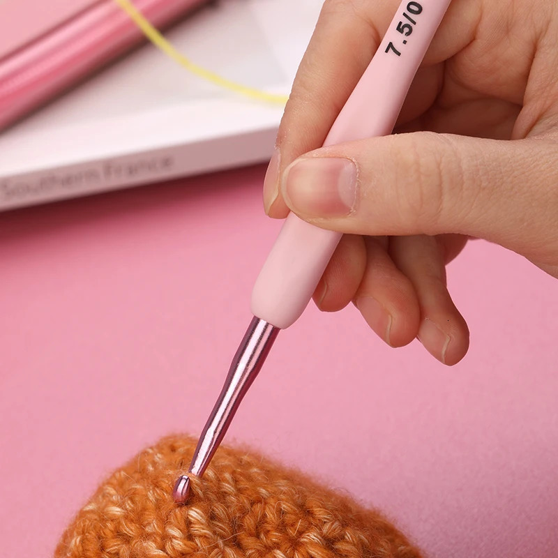 Other TLKKUE Crochet Hooks Set Pink Color Plastic Handle Knitting Hook Needles For Crocheting Knit DIY Sewing Accessories Tools 231110