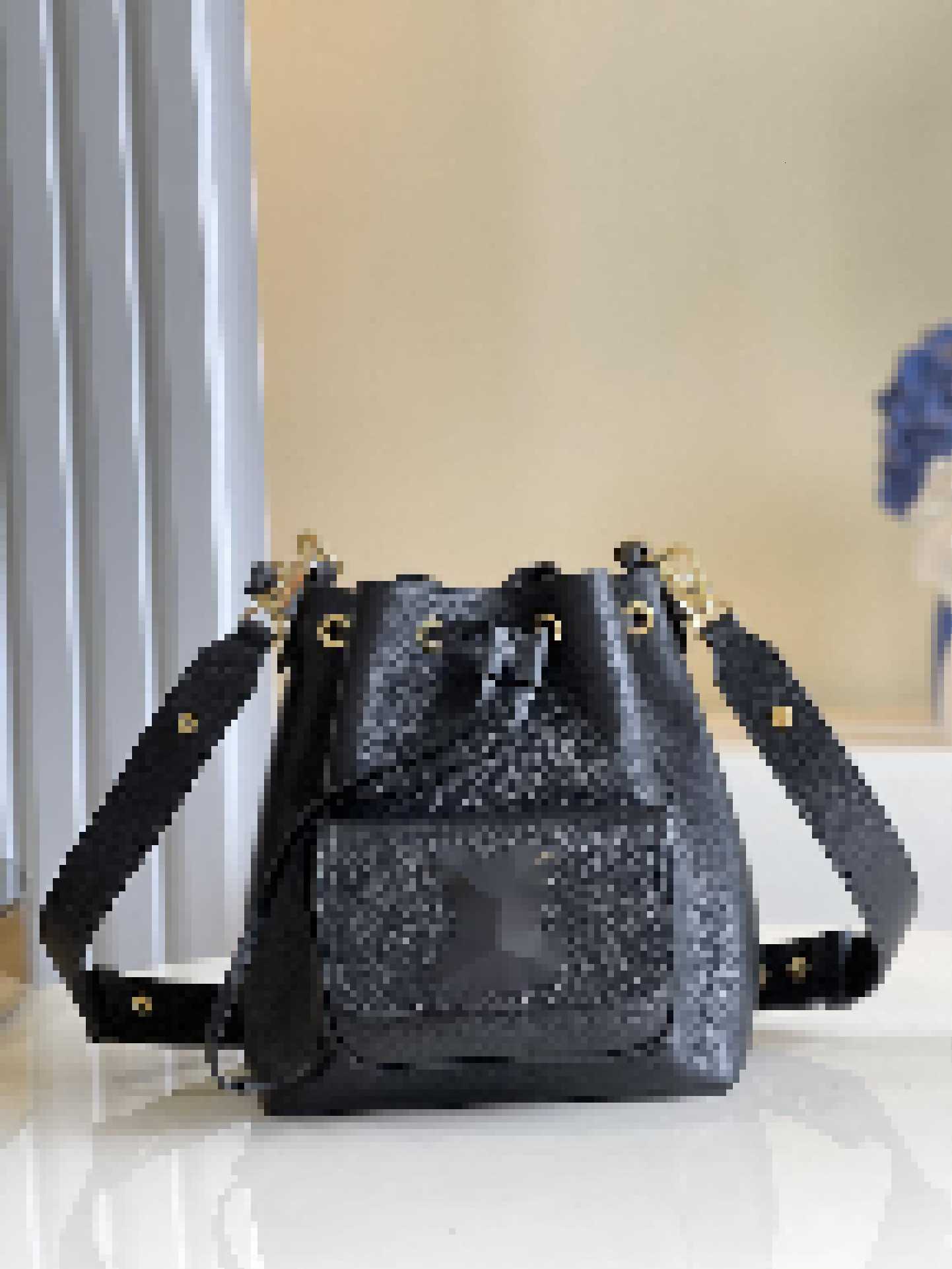 Luxury Quality Brand Designer Bags Lockme Bucket Bag M57689 M57687 M57688 Letter Handbags Shoulder Messenger Bag SSKH
Luxury Quality Brand Designer Bags Lockme Bucket Bag M57689 M57687 M57688 Letter Handbags Shoulder Messenger Bag SSKH
