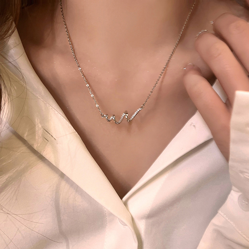 Light luxury niche design sense twisted metal zircon necklace 2023 new explosive collarbone chain senior choker accessories
Light luxury niche design sense twisted metal zircon necklace 2023 new explosive collarbone chain senior choker accessories