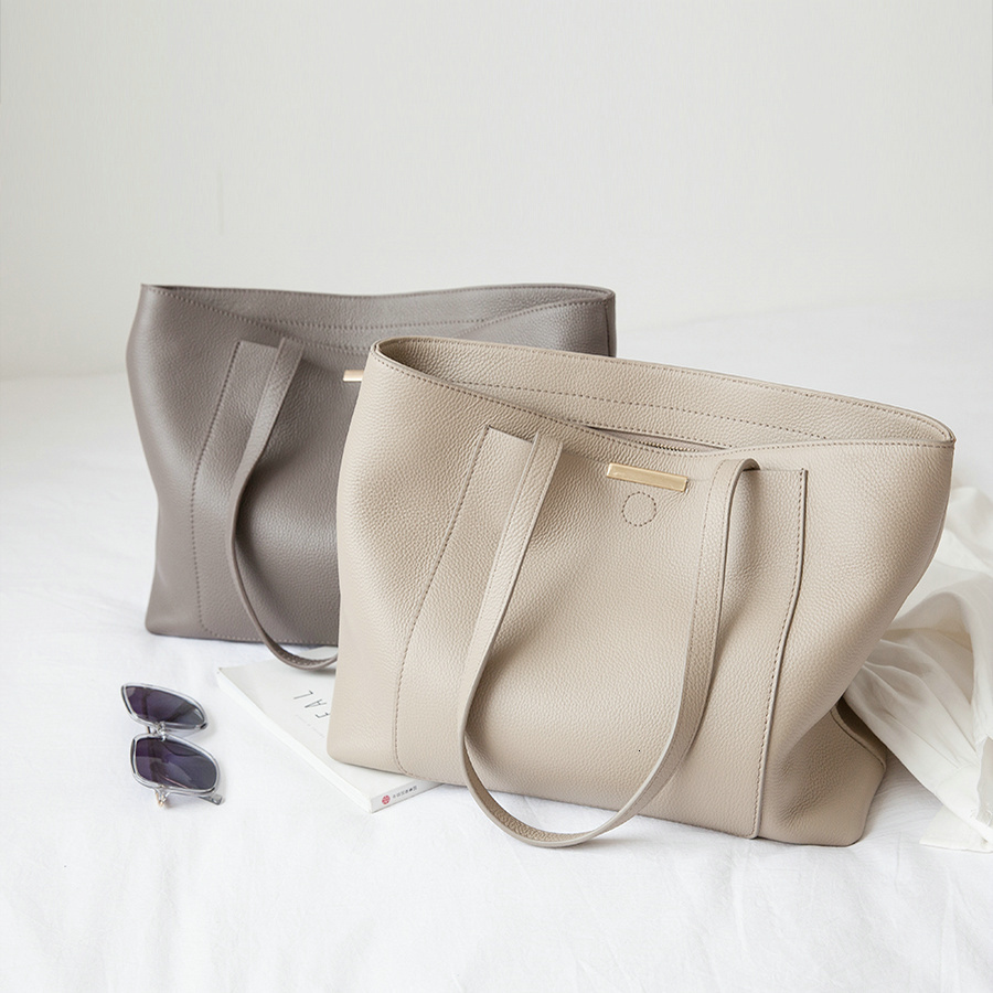 Evening Bags VENOF Women s Large Capacity Shoulder Bag High end Ladies Genuine Leather Shopper High Quality Luxury Handbag Big 230410, Light brown
Evening Bags VENOF Women s Large Capacity Shoulder Bag High end Ladies Genuine Leather Shopper High Quality Luxury Handbag Big 230410, Light brown